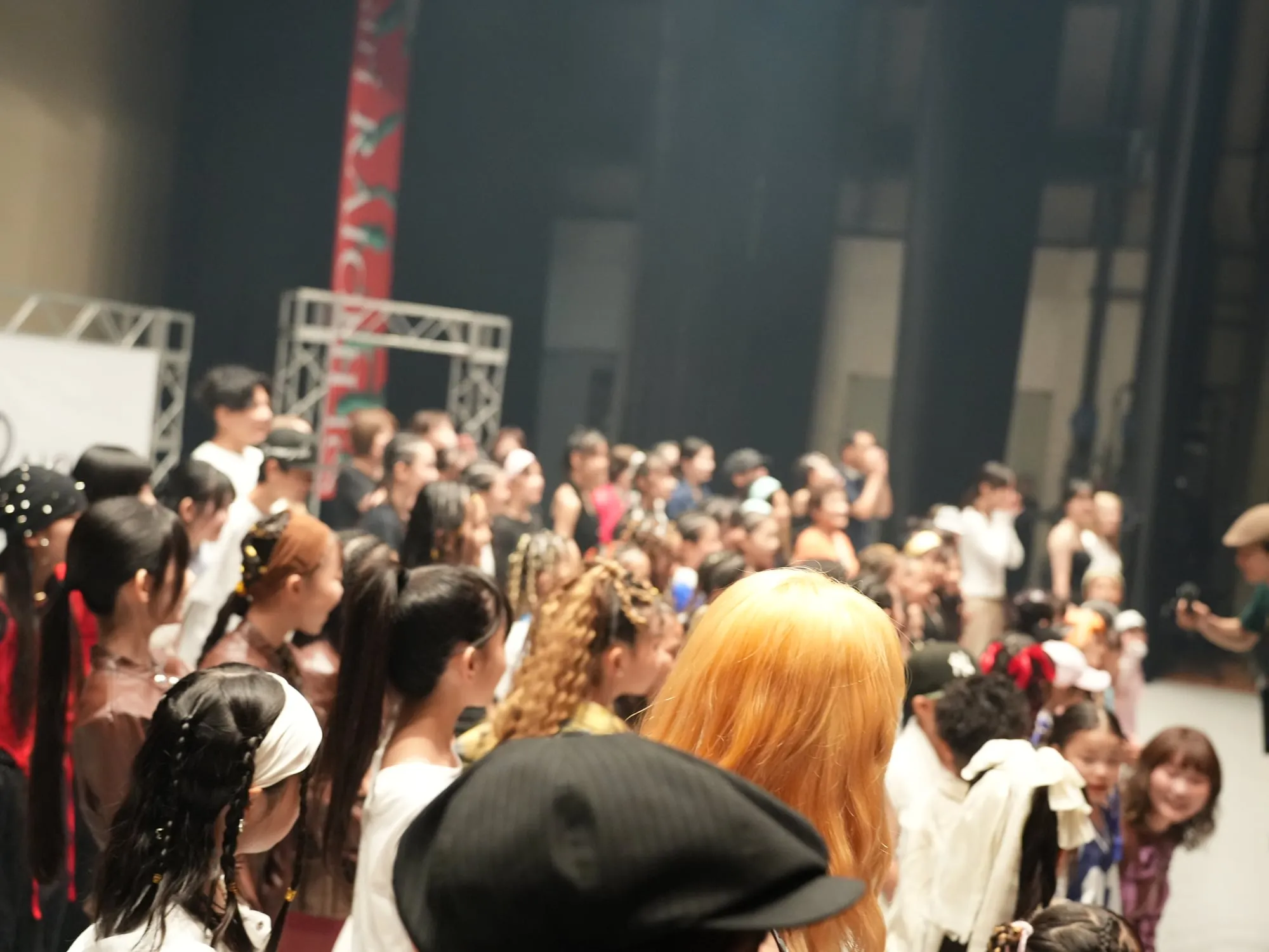 開演を待つ会場。うしろ姿の人たちが並んでいる