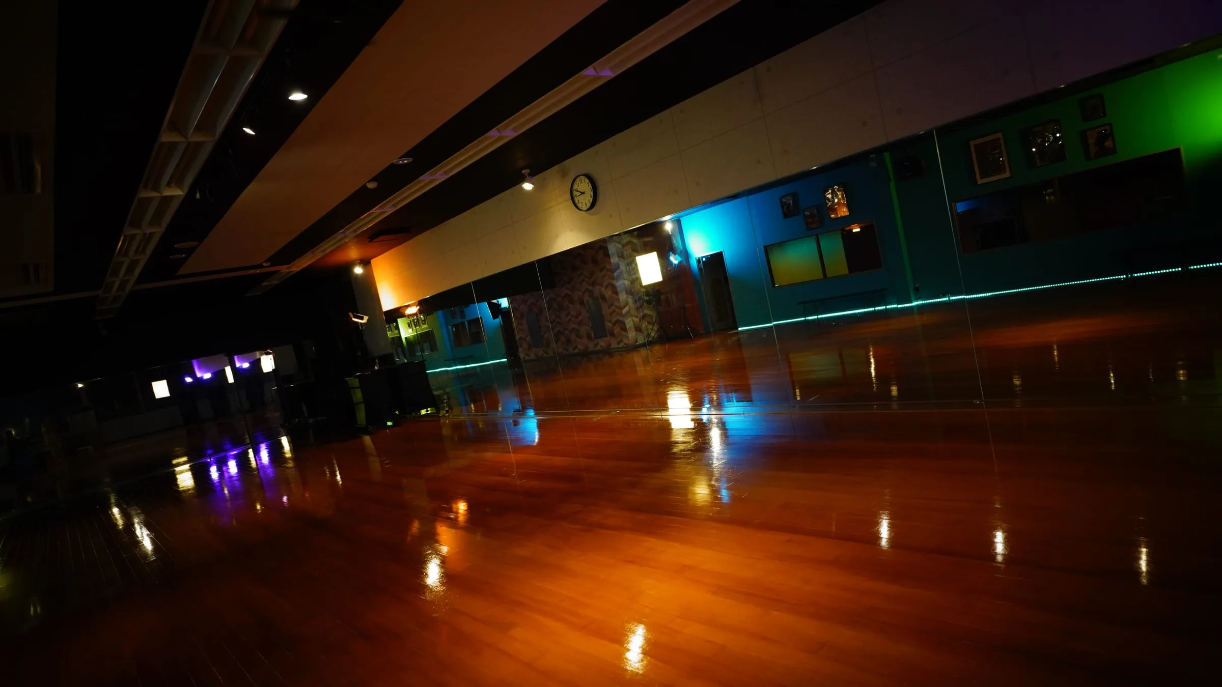 Raichi Dance School のスタジオ。鏡張りの壁とネオンが反射する木の床。